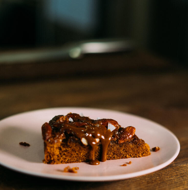 Brändamandlartårta på pepparkaksfilmjölk